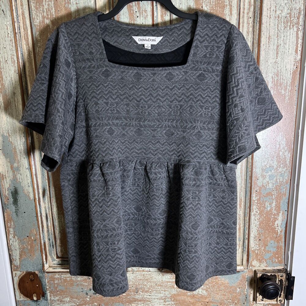 Davi & Dani Gray Baby Doll Style Top Small Textured Patterend